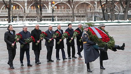 Председатель Государственной Думы Вячеслав Володин и главы делегаций стран-участниц ОДКБ возложили цветы к Могиле Неизвестного Солдата