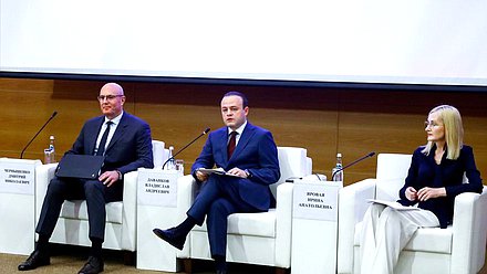 Заместитель Председателя Правительства РФ Дмитрий Чернышенко и заместители Председателя Государственной Думы Владислав Даванков и Ирина Яровая