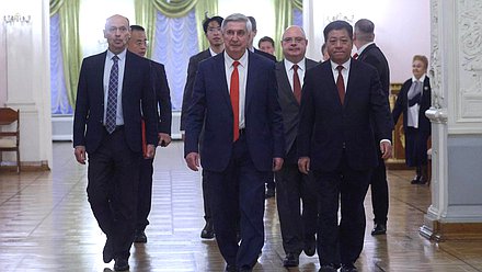 Первый заместитель Председателя Государственной Думы Иван Мельников и Чрезвычайный и Полномочный Посол Китайской Народной Республики в России Чжан Ханьхуэй