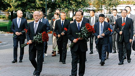 Заместитель Председателя Государственной Думы Александр Бабаков и заместитель Председателя Постоянного комитета Всекитайского собрания народных представителей Пэн Цинхуа возложили цветы к Могиле Неизвестного Солдата