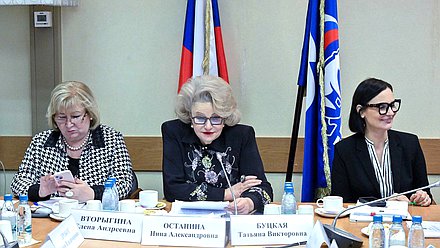 Председатель Комитета по защите семьи, вопросам отцовства, материнства и детства Нина Останина, заместитель Председателя Комитета Елена Вторыгина и Первый заместитель Председателя Комитета Татьяна Буцкая