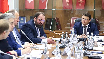 Министр цифрового развития, связи и массовых коммуникаций РФ Максут Шадаев и Председатель Комитета по информационной политике, информационным технологиям и связи Сергей Боярский