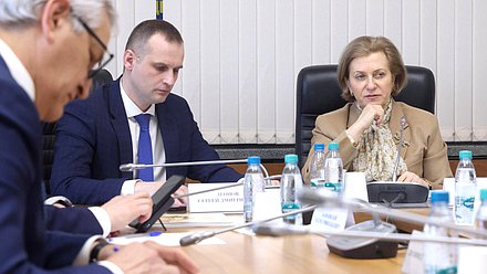 Председатель Комитета по охране здоровья Сергей Леонов и руководитель Роспотребнадзора — Главный санитарный врач РФ Анна Попова