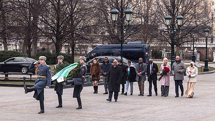 Председатель Национального Собрания Республики Джибути Дилейта Мохамед Дилейта возложил цветы к Могиле Неизвестного Солдата