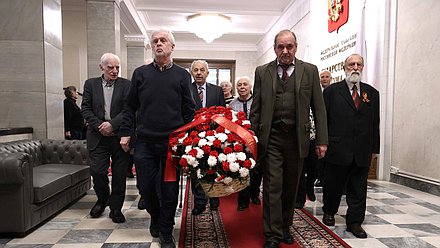 Возложение цветов ветеранами Минэкономразвития к памятной доске работников Госплана СССР