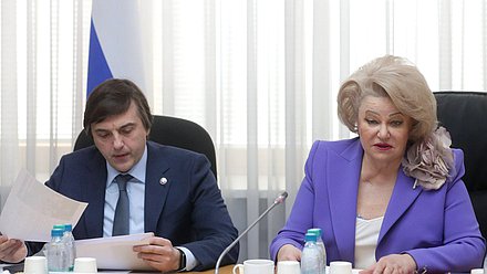 Министр просвещения РФ Сергей Кравцов и Председатель Комитета по защите семьи, вопросам отцовства, материнства и детства Нина Останина