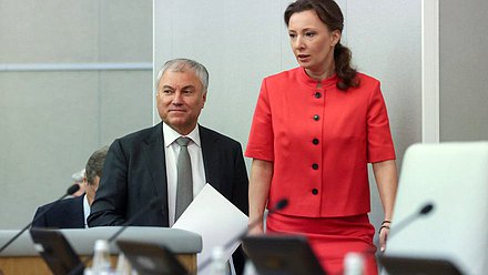 Председатель Государственной Думы Вячеслав Володин и заместитель Председателя Государственной Думы Анна Кузнецова