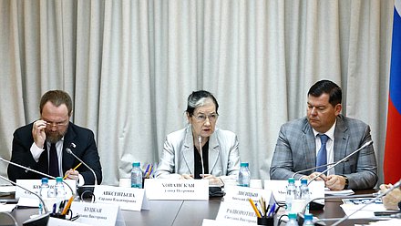 Заместитель Председателя Комитета по строительству и ЖКХ Сергей Колунов, Председатель Комиссии по обеспечению жилищных прав граждан Галина Хованская и член Комитета по строительству и ЖКХ Михаил Авдеев