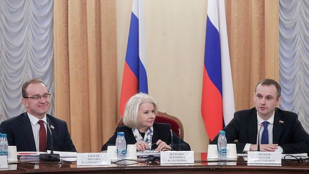 Члены Комитета по охране здоровья Михаил Кизеев и Вероника Власова и Председатель Комитета Сергей Леонов