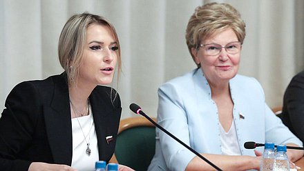 Председатель Комитета по развитию гражданского общества, вопросам общественных и религиозных объединений Яна Лантратова и член Комитета по защите семьи, вопросам отцовства, материнства и детства Татьяна Ларионова