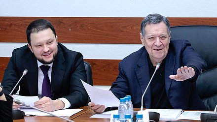 Министр транспорта РФ Дмитрий Ядров и Председатель Комитета по бюджету и налогам Андрей Макаров
