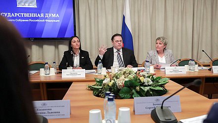 Председатель Комитета по делам национальностей Геннадий Семигин и члены Комитета Анастасия Удальцова и Лариса Буранова