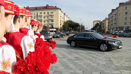 Возложение цветов к Мемориалу на Площади Славы