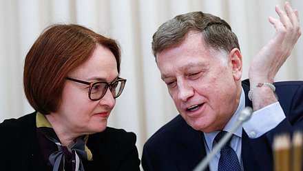 Председатель Банка России Эльвира Набиуллина и первый заместитель руководителя фракции «Единая Россия» Вячеслав Макаров