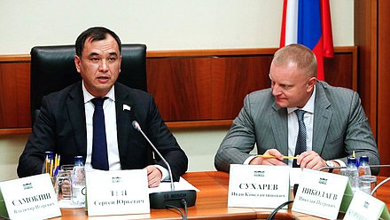 Первые заместители Председателя Комитета по вопросам собственности, земельным и имущественным отношениям Сергей Тен и Иван Сухарев