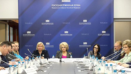 Председатель Комитета по защите семьи, вопросам отцовства, материнства и детства Нина Останина, заместитель Председателя Комитета Елена Вторыгина и Первый заместитель Председателя Комитета Татьяна Буцкая