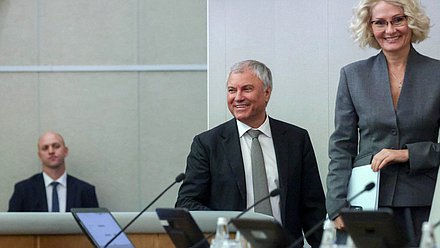 Председатель Государственной Думы Вячеслав Володин и заместитель Председателя Государственной Думы Виктория Абрамченко