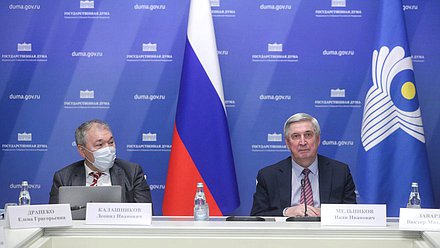 Chairman of the Committee on Issues of the CIS and Contacts with Fellow Countrymen Leonid Kalashnikov and First Deputy Chairman of the State Duma Ivan Melnikov