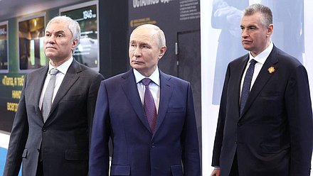 Председатель Государственной Думы Вячеслав Володин, Президент РФ Владимир Путин и руководитель фракции ЛДПР Леонид Слуцкий. Фото: пресс-служба Президента РФ