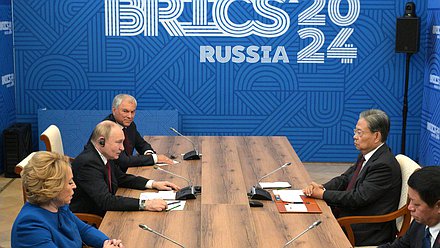 El presidente de la Federación de Rusia, Vladimir Putin, la Jefa del Consejo de la Federación, Valentina Matvienko, el Jefe de la Duma Estatal, Vyacheslav Volodin, y el Presidente del Comité Permanente de la Asamblea Popular Nacional de China, Zhao Leji. Foto: Servicio de Prensa del Presidente de la Federación Rusa