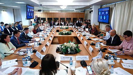 Круглый стол Комитет по защите семьи, вопросам отцовства, материнства и детства, посвященный совершенствованию системы профилактики безнадзорности и правонарушений среди несовершеннолетних: роль государственных органов и общественных объединений