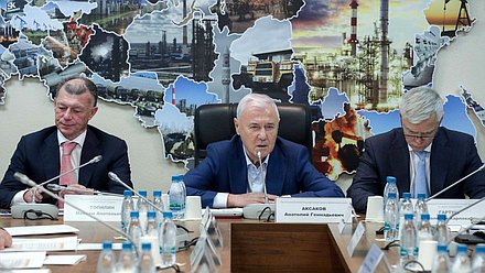 Председатель Комитета по экономической политике Максим Топилин, Председатель Комитета по финансовому рынку Анатолий Аксаков и Председатель Комитета по защите конкуренции Валерий Гартунг