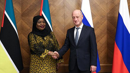 Заместитель Председателя Государственной Думы Александр Бабаков и Председатель Ассамблеи Республики Мозамбик Маргарида Адамужи Талапа