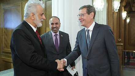 El Primer Jefe Adjunto de la Duma Estatal, Alexander Zhukov, y el Presidente del Consejo de Estado del Sultanato de Omán, Abdelmalik Bin Abdullah Al-Khalili