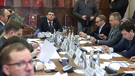 Заседание Комитета по информационной политике, информационным технологиям и связи с участием Министра цифрового развития, связи и массовых коммуникаций РФ Максута Шадаева