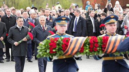 Председатель Государственной Думы Вячеслав Володин и Президент Киргизской Республики Садыр Жапаров посетили Ржевский мемориал Советскому солдату
