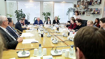 Круглый стол Комитета по развитию Дальнего Востока и Арктики на тему «Жизненные стратегии молодежи российской Арктики и Дальнего Востока: факторы формирования и перспективы реализации»