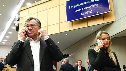 Заместитель Председателя Комитета по промышленности и торговле Александр Терентьев и Первый заместитель Председателя Комитета по просвещению Яна Лантратова