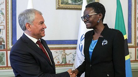 Vyacheslav Volodin, Jefe de la Duma Estatal, y Tulia Exon, Presidenta de la Unión Interparlamentaria y Presidenta de la Asamblea Nacional de la República Unida de Tanzania