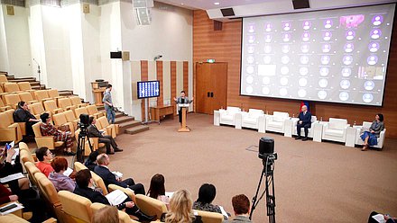 Круглый стол фракции «Новые люди» на тему «Законодательное обеспечение создания условий для увеличения рождаемости в России: переход от урбанизации к типовому малоэтажному строительству в городах»