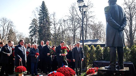 Председатель Государственной Думы Вячеслав Володин и руководитель фракции ЛДПР Леонид Слуцкий