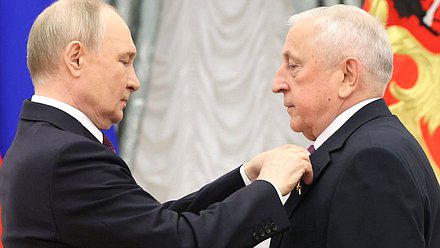 Президент РФ Владимир Путин и Председатель Комитета по развитию Дальнего Востока и Арктики Николай Харитонов. Фото: пресс-служба Президента РФ