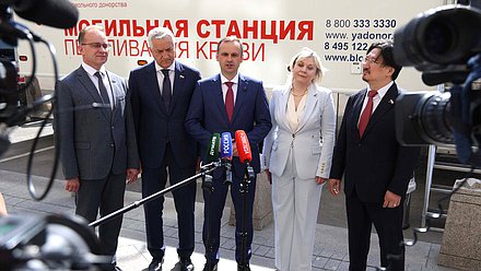 Председатель Комитета по охране здоровья Сергей Леонов, Первые заместители Председателя Комитета Бадма Башанкаев и Леонид Огуль и член Комитета Михаил Кизеев