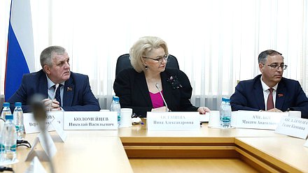 Первый заместитель Председателя Комитета по труду, социальной политике и делам ветеранов Николай Коломейцев и Председатель Комитета по защите семьи, вопросам отцовства, материнства и детства Нина Останина