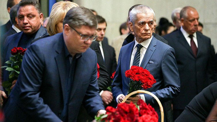 Первый заместитель Председателя Комитета по образованию и науке Геннадий Онищенко