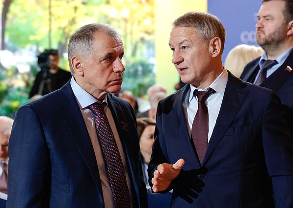 Председатель Государственного Совета Республики Крым Владимир Константинов (слева)