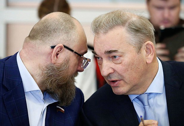 Заместитель Председателя Комитета по физической культуре и спорту Сергей Бурлаков и член Комитета Владислав Третьяк