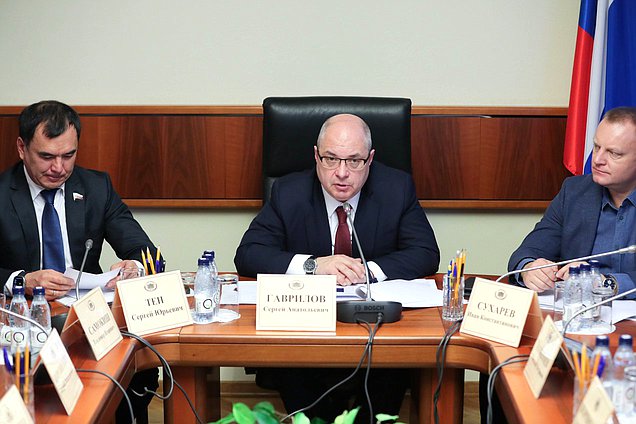 Председатель Комитета по вопросам собственности, земельным и имущественным отношениям Сергей Гаврилов и Первые заместители Председателя Комитета Сергей Тен и Иван Сухарев