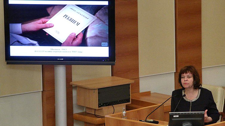 Лектор-заслуженный учитель Российской Федерации Евгения Абелюк. Тема лекции "О Реквиеме Анны Ахматовой".