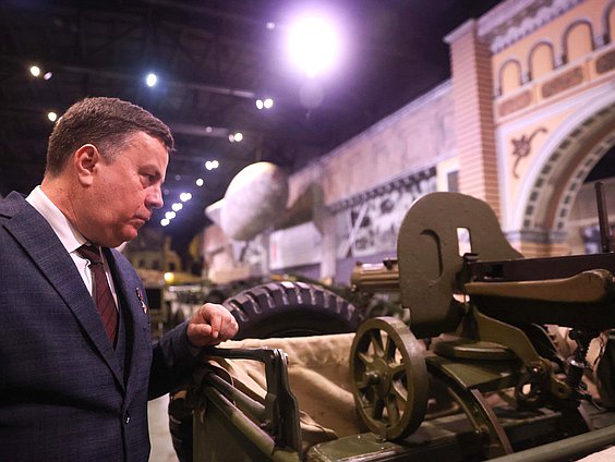 Участники Совета законодателей РФ осмотрели экспозицию патриотического объединения «Ленрезерв» о жизни блокадного Ленинграда