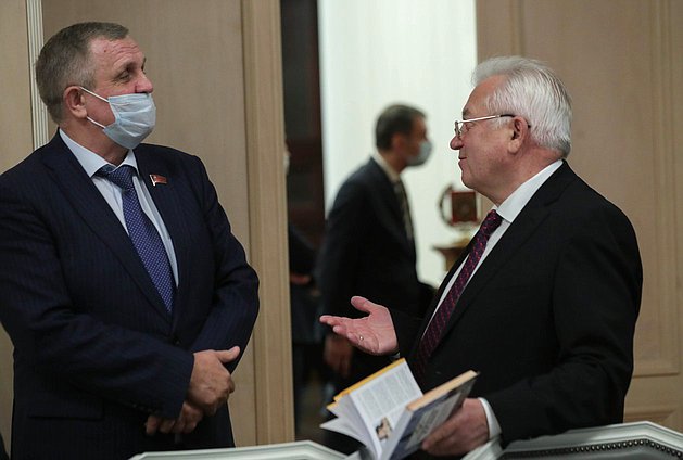 Первый заместитель Председателя Комитета по труду, социальной политике и делам ветеранов Государственной Думы VII созыва Николай Коломейцев и избранный депутат Государственной Думы VIII созыва Леонид Ивлев (партия «Единая Россия»)