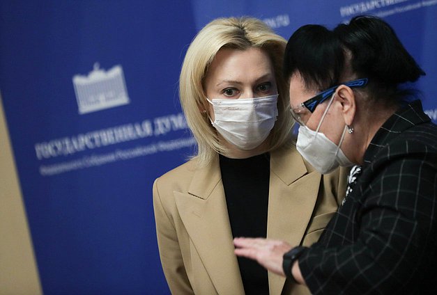 Заместитель Председателя Государственной Думы VII созыва Ольга Тимофеева и член Комитета по контролю и Регламенту Государственной Думы VII созыва Раиса Кармазина