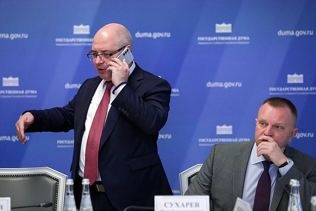 Председатель Комитета по вопросам собственности, земельным и имущественным отношениям Сергей Гаврилов и Первый заместитель Председателя Комитета Иван Сухарев