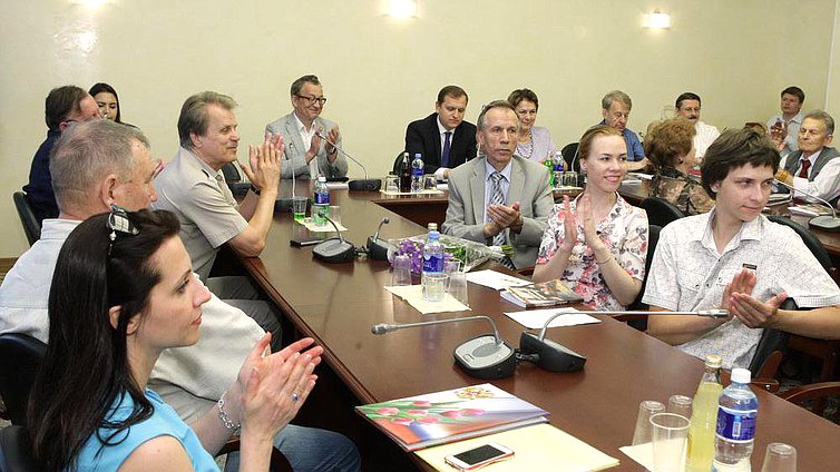 Презентация книги-сборника воспоминаний ветеранов Аппарата Государственной Думы, членов профсоюзной организации, о своём военном детстве и фронтовых дорогах родителей и дедов "Сороковые, фронтовые..."