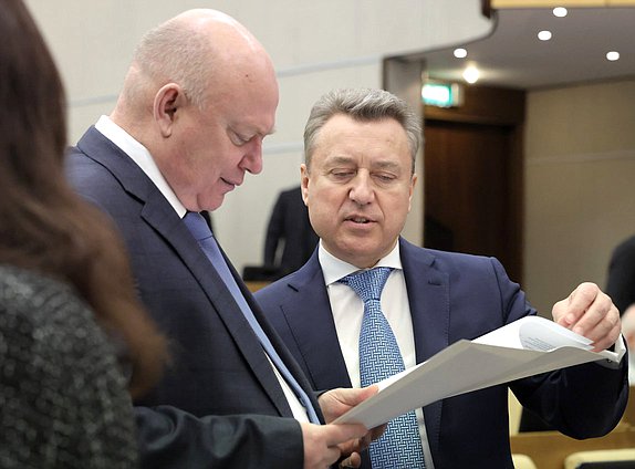 Член Комитета по аграрным вопросам Николай Панков и заместитель Председателя Комитета по безопасности и противодействию коррупции Анатолий Выборный