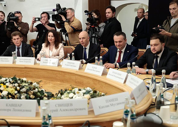 Кандидат на должность заместителя Председателя Правительства РФ – Полномочного представителя Президента РФ в ДВФО Олег Кожемяко, кандидат на должность заместителя Председателя Правительства РФ – Руководителя Аппарата Правительства РФ Ирина Окладникова, кандидат на должность заместителя Председателя Правительства РФ – Министра финансов РФ Антон Силуанов, кандидат на должность заместителя Председателя Правительства РФ Андрей Никитин и кандидат на должность Министра транспорта РФ Дмитрий Ядров